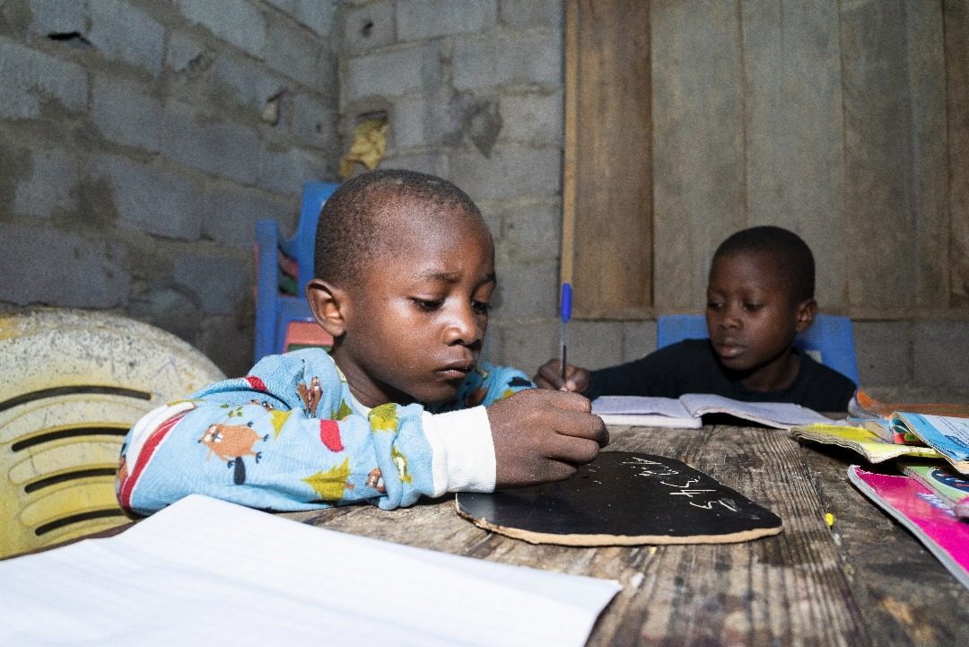 Enfants étudiant le soir