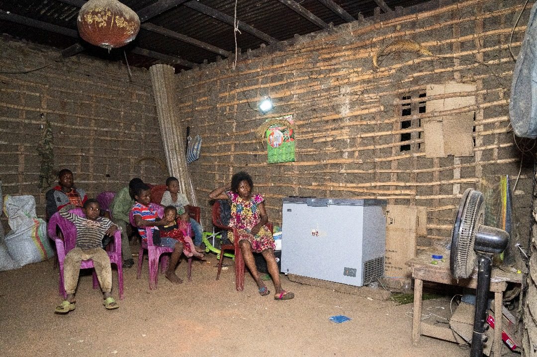 Soirée familiale sous l'éclairage électrique