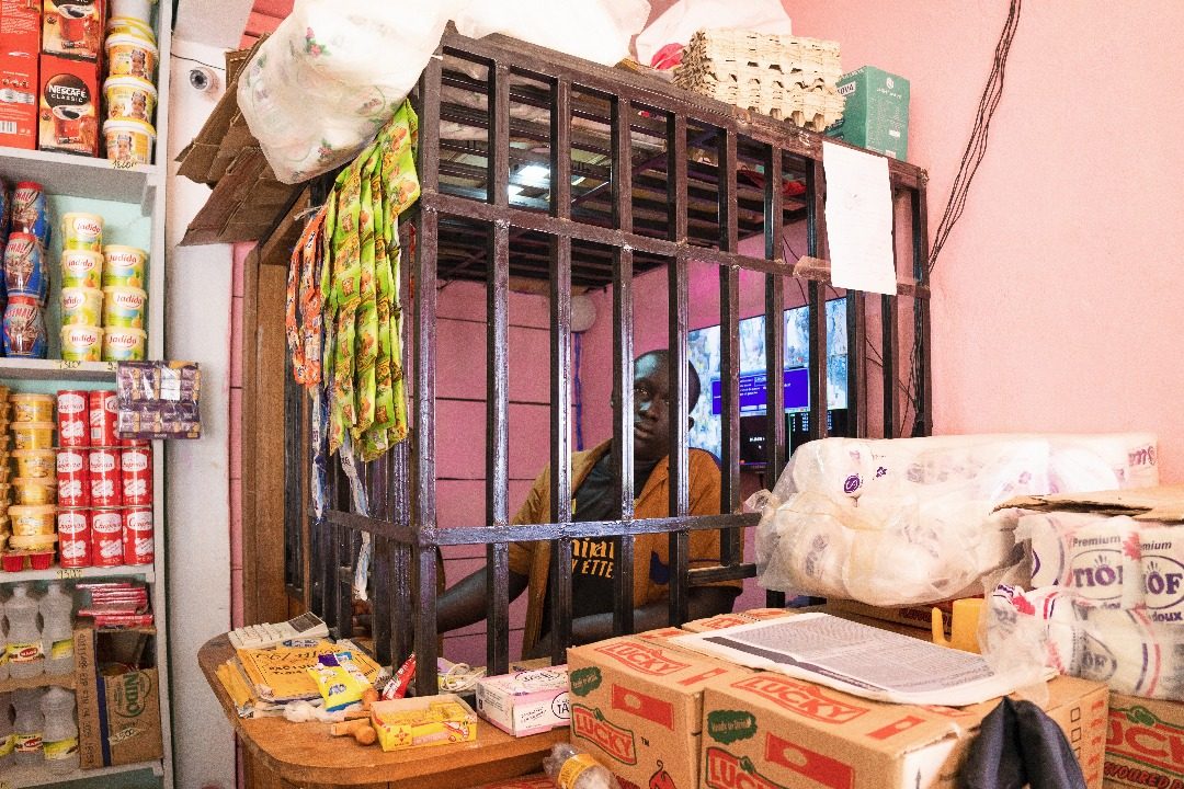 Petit commerce éclairé et équipé