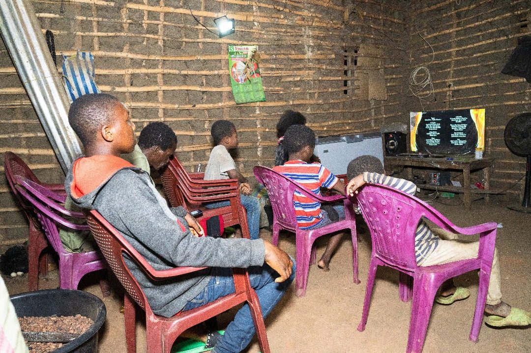 La télévision arrive au village
